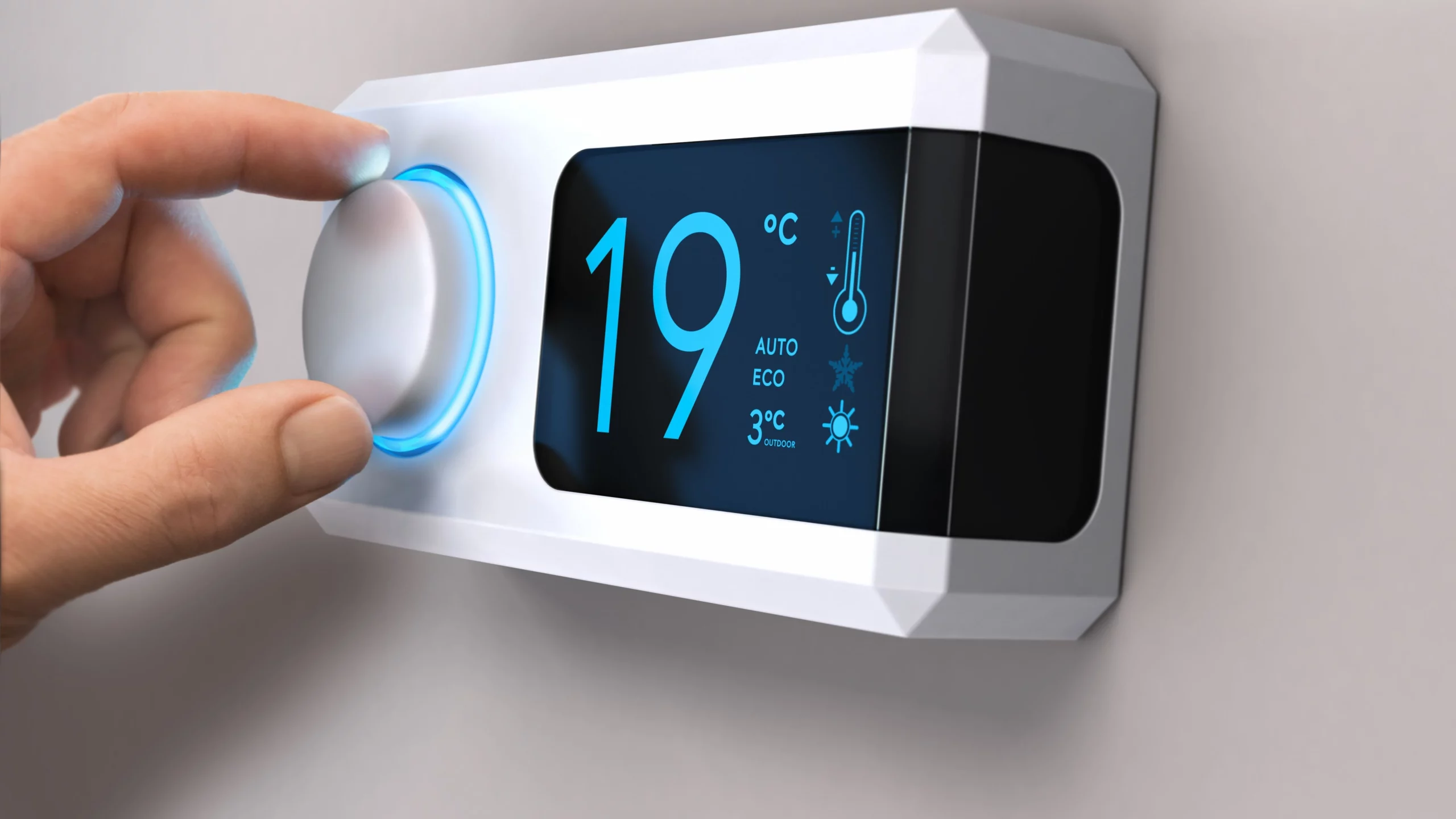 monsieur qui programme son thermostat pour plus de chauffage