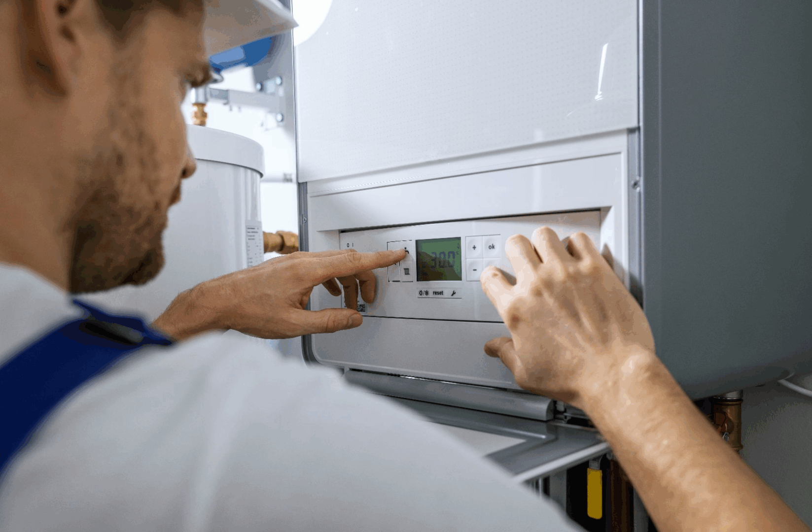 technicien qui travaille sur une chaudière
