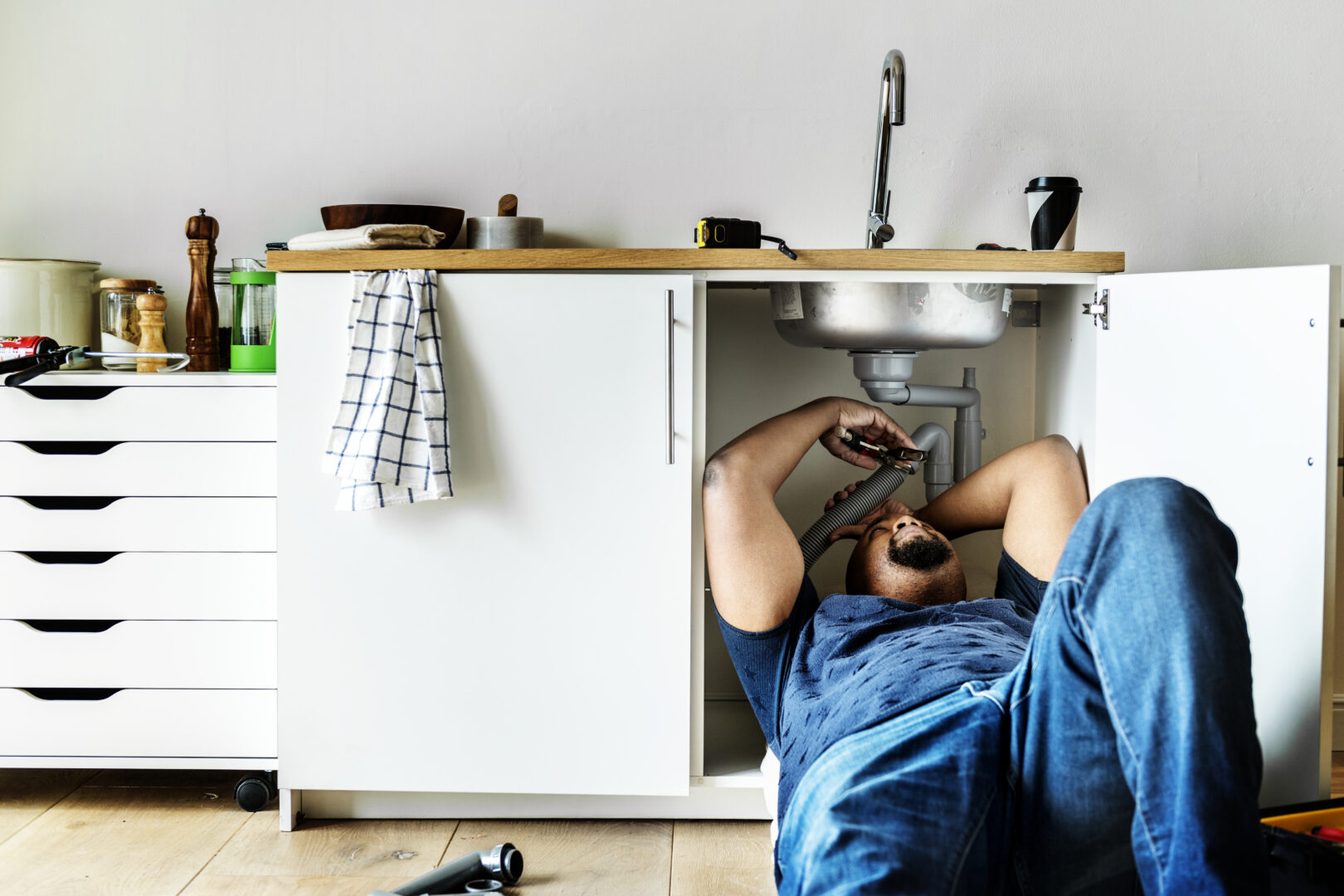 technicien qui répare un débouchage