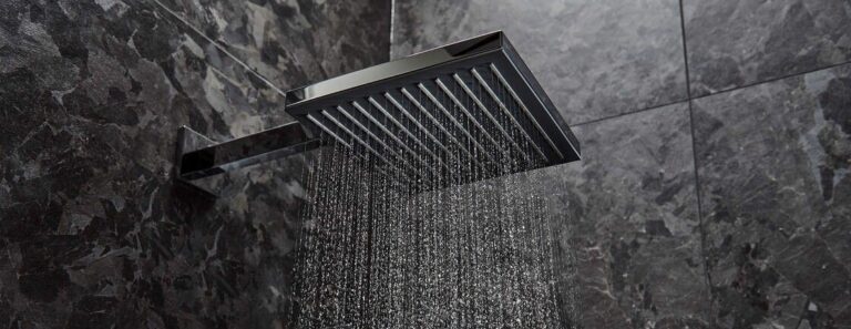douche avec de l'eau calcaire